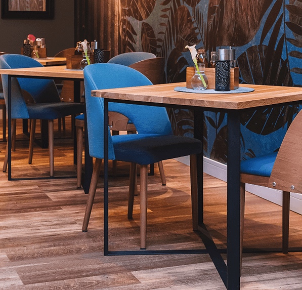 Industrialny stół z blatem z litego drewna Cross 80sq