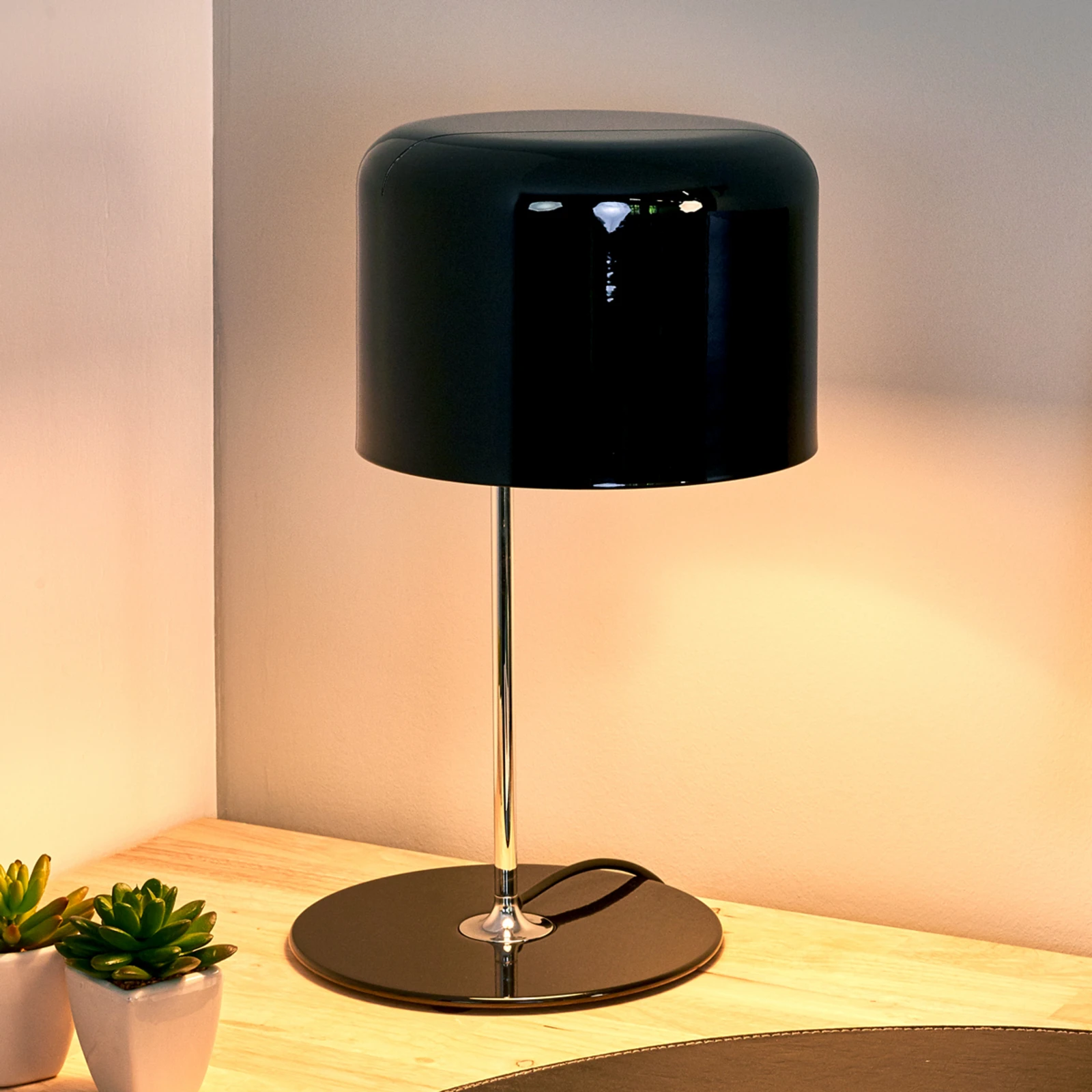 Oluce Coupé - ponadczasowa lampa stołowa czarna