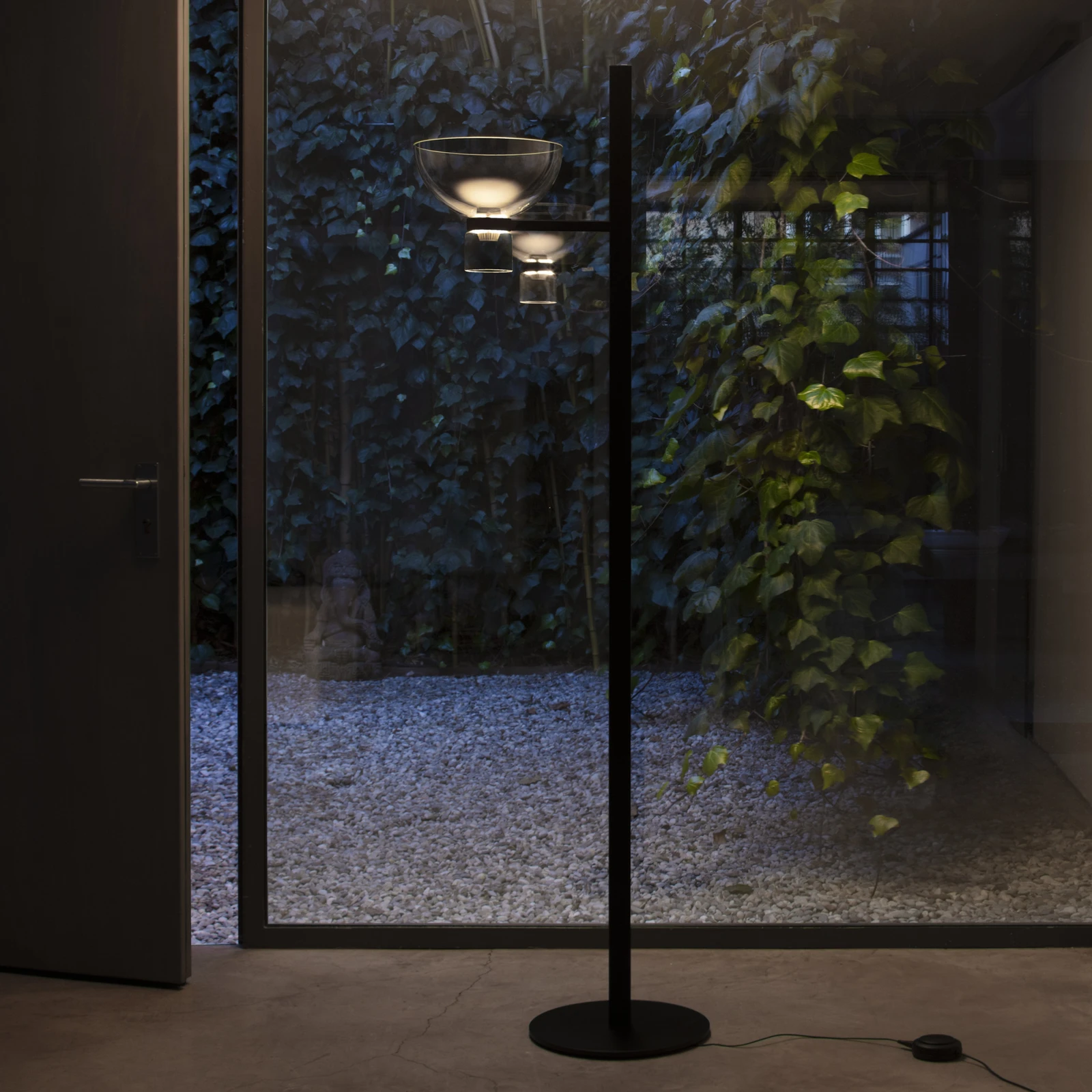 Lampa stojąca LED Flos Nocturne F1 Bowl, czarna, wysokość 206 cm