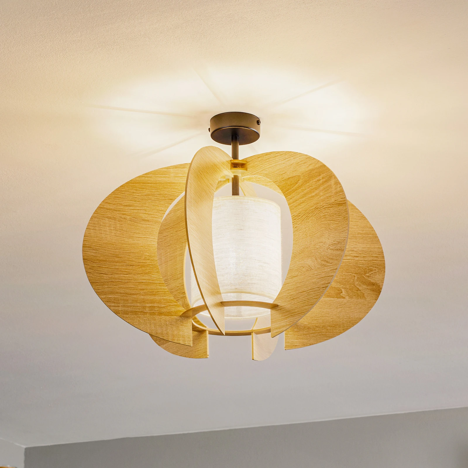 Lampa sufitowa Modern C M z drewnianymi listwami Ø 50 cm
