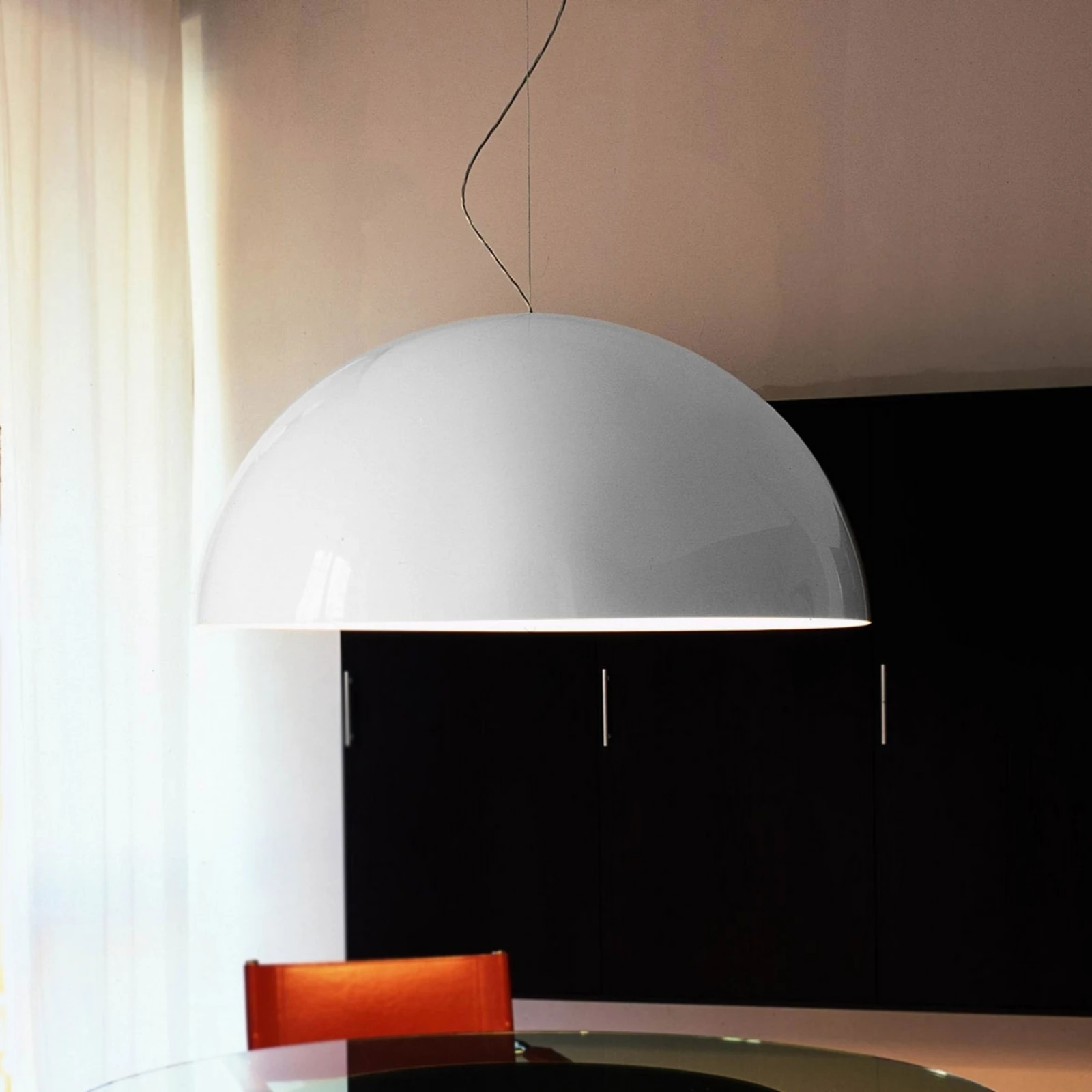 Oluce Sonora - lampa wisząca w kolorze opalowej bieli