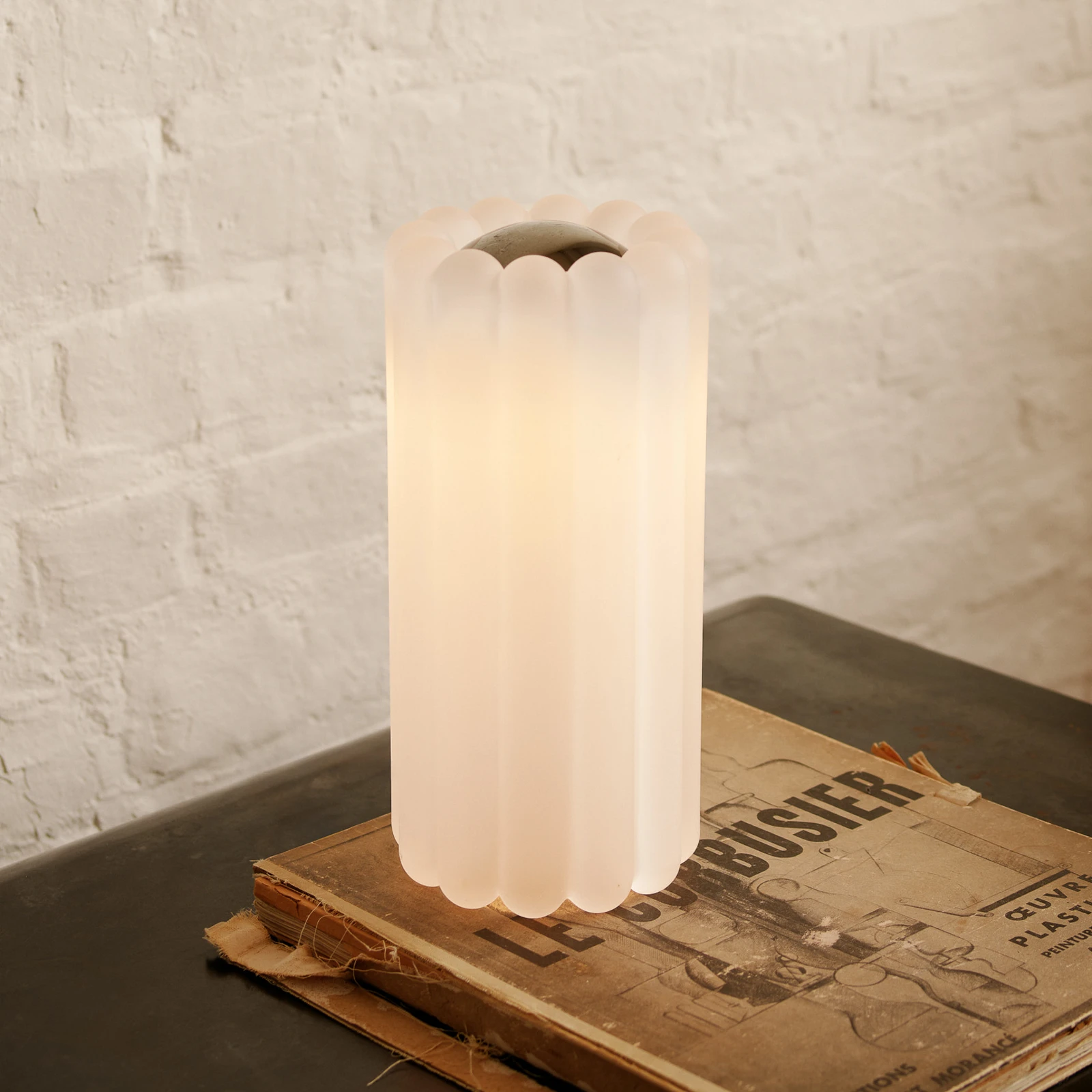 Lampa stołowa LED Tom Dixon Press, szkło matowe, wysokość 24 cm