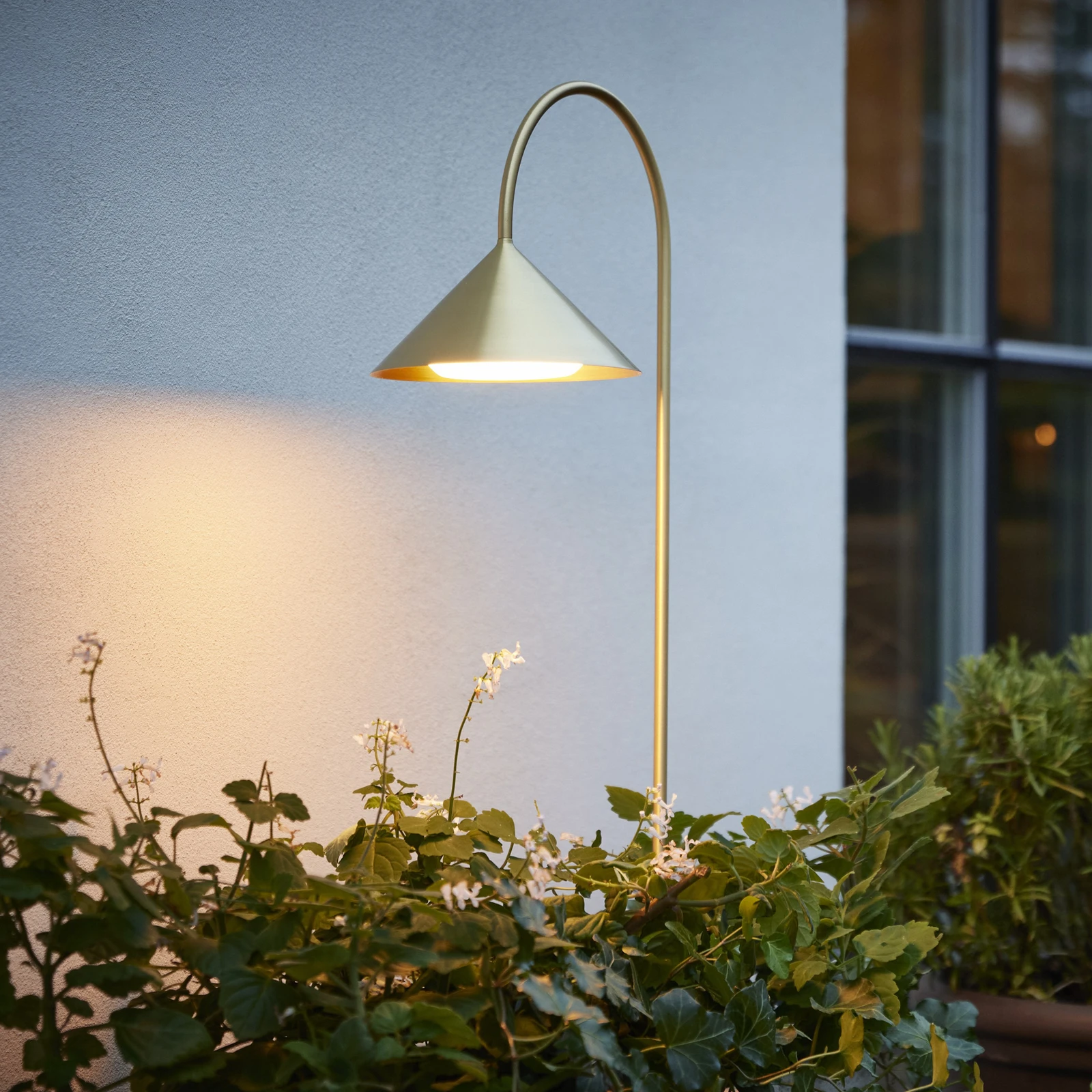 Lampa z grotem ziemnym LED FRANDSEN Grasp z uchwytem do wbicia w ziemię, kolor