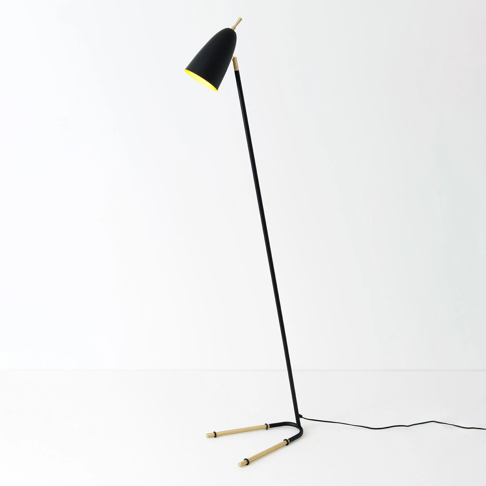 Lampa podłogowa Obelisco przechylany klosz, czarna