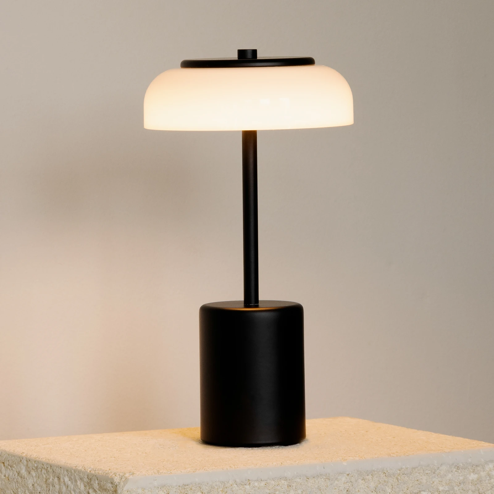 Nuura lampa stołowa LED z akumulatorem Blossi, wysokość 26 cm, czarna/opalowa