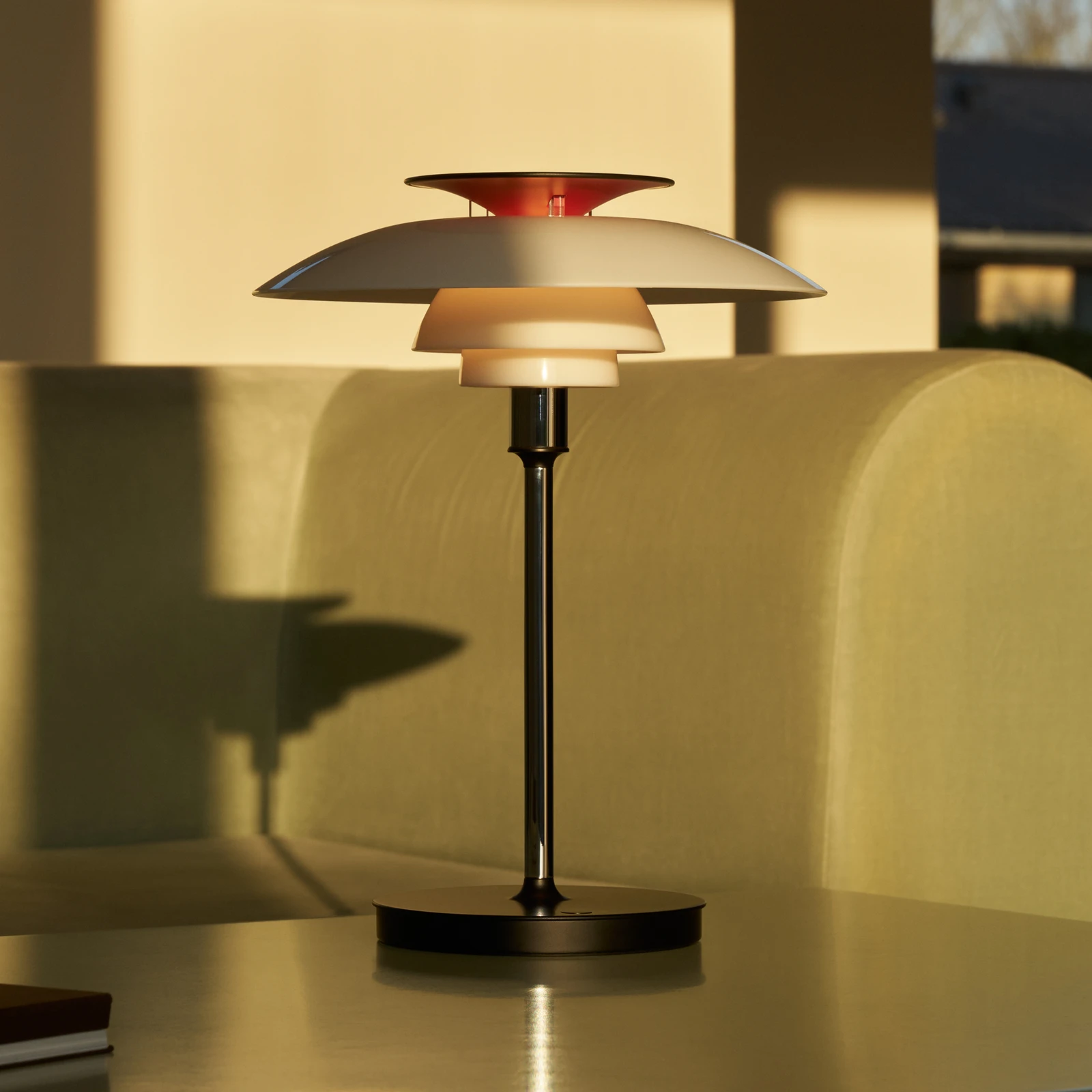 Louis Poulsen LED-Akkutischlampe PH 80, biały/czerwony/chrom IP44