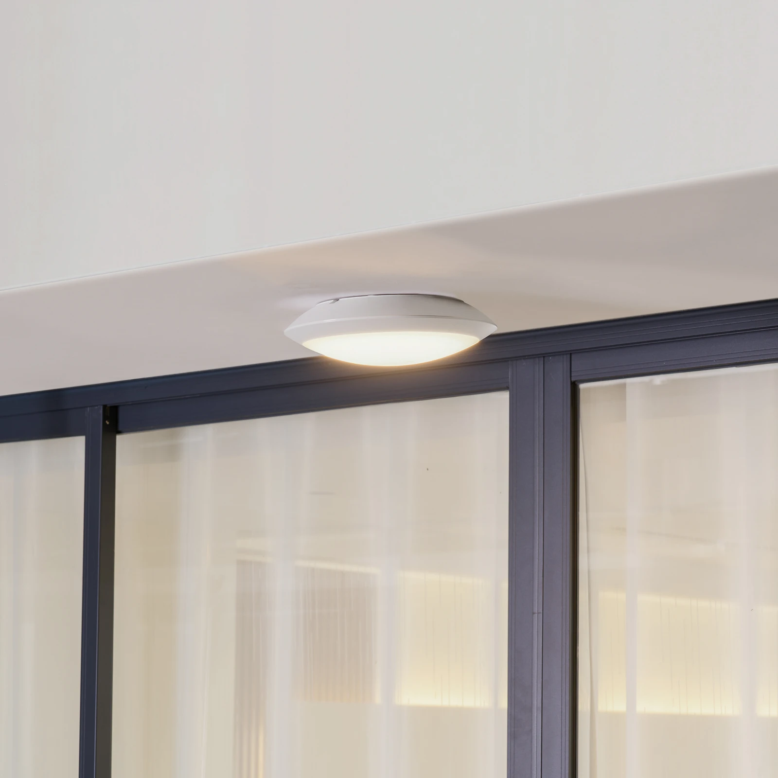 Lampa sufitowa zewnętrzna LED Lindby Naira, biały, czujnik, 30 cm, IP65