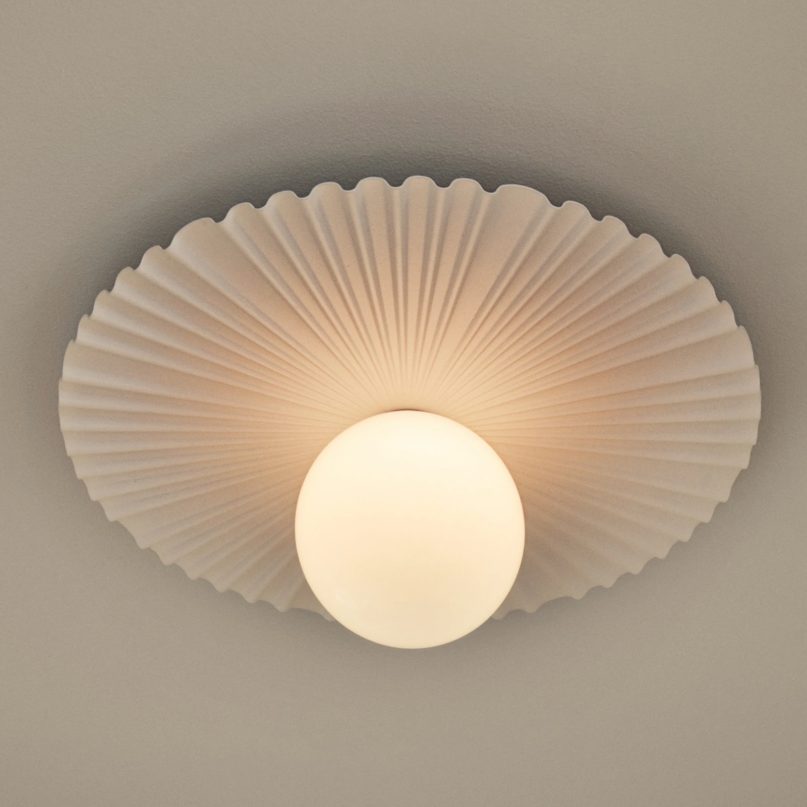Lampa ścienna Nuura Liila Muuse, Ø 42 cm, IP44, biała/opalowa