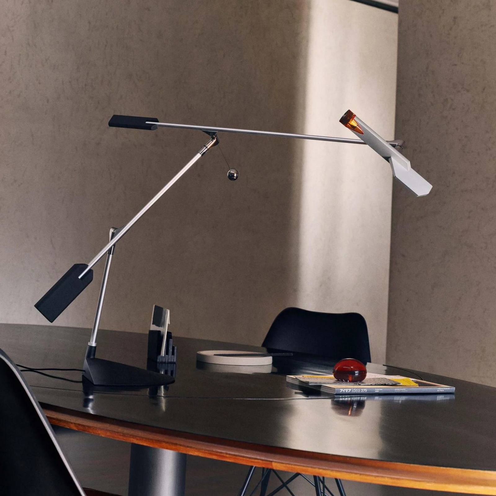 Lampa stołowa LED Stilnovo Halley, zasięg 100 cm, szara