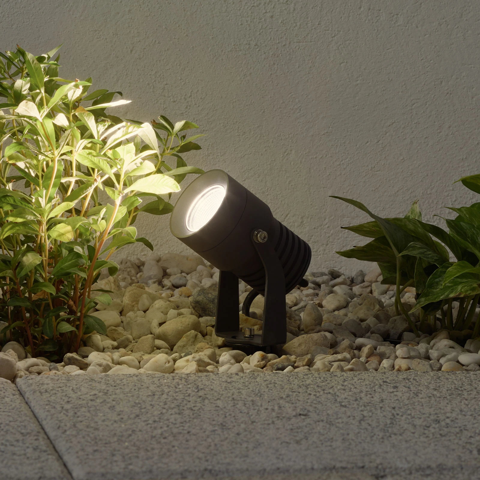Reflektor zewnętrzny LED Lucande Jon, szpikulec, regulowany, IP65