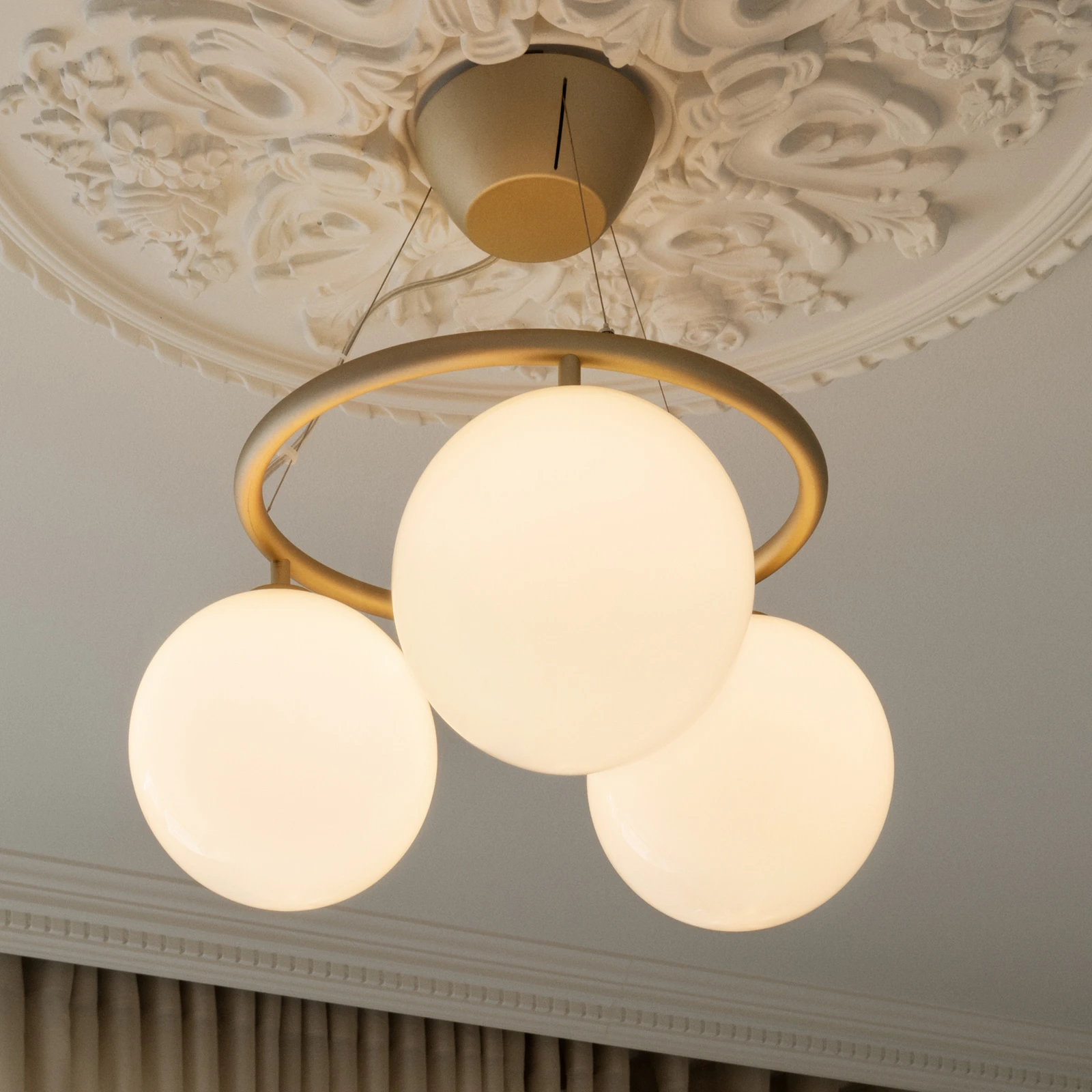 Żyrandol Nuura Miira 3 Circular, Ø 54 cm, mosiądz/opal