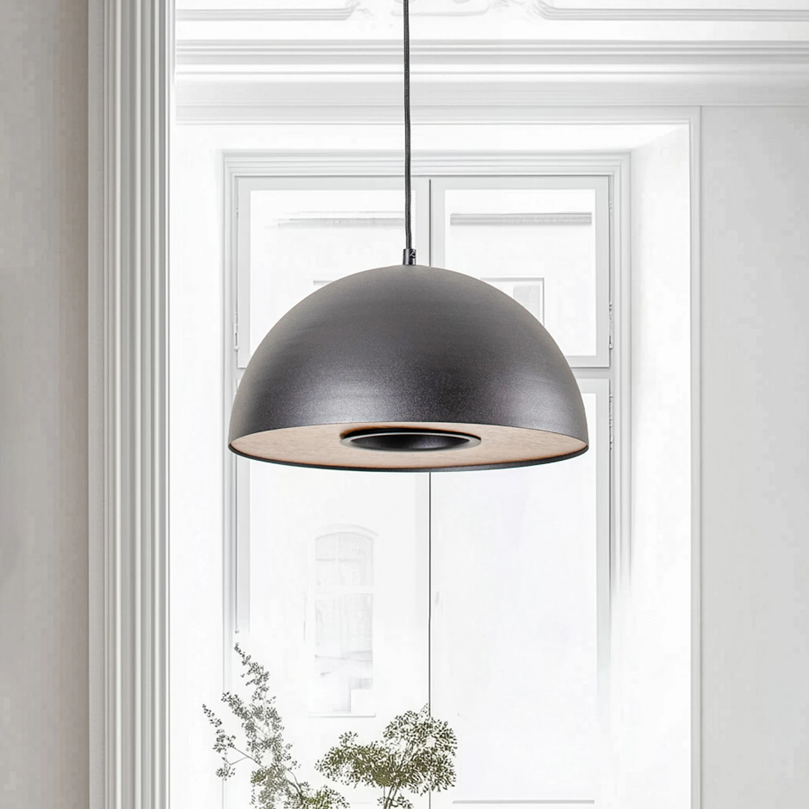 Lampa wisząca Drew w kolorze czarnym z dekorem drewnianym