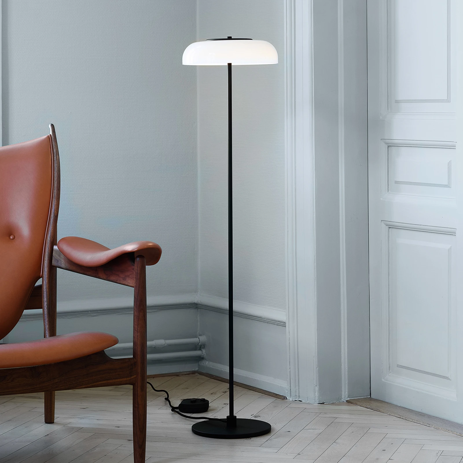 Nuura Blossi Floor Ø 29 lampa stojąca czarna/biała